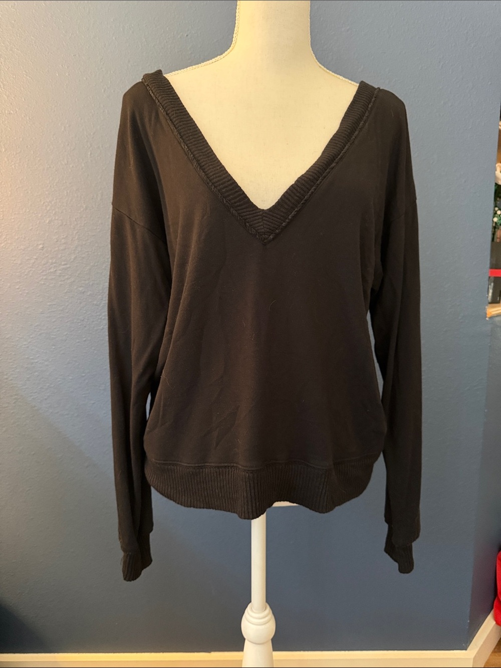 Splendid Black V-Neck Pullover Sweatshirt